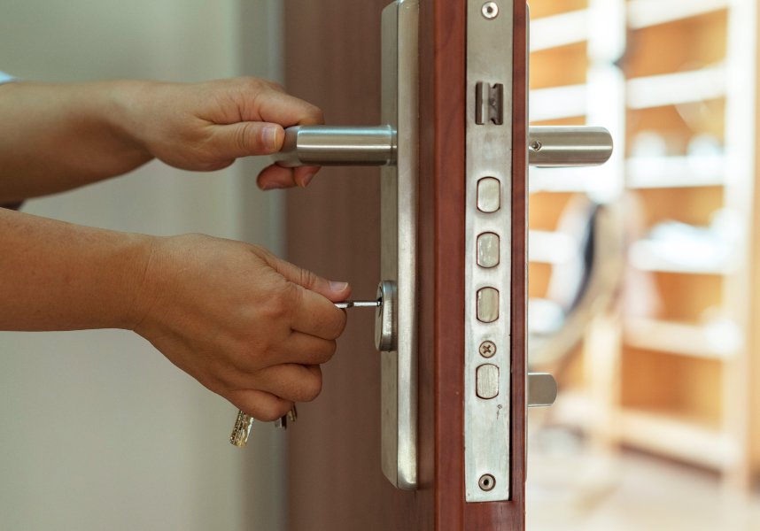 What type of door lock is best for the front door?